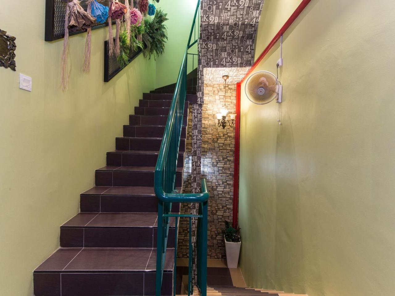 Oyo 604 Hotel Est Equine Park Seri Kembangan Exterior foto